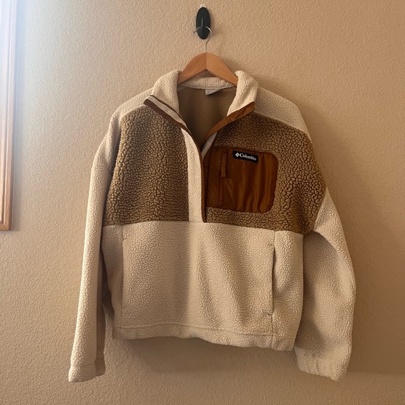 Columbia Women's Lodge Sherpa Pullover in the "Chalk/Beach" - Picture 4 of 12